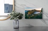 Tablou Canvas, "Golful liniștit la apusul soarelui", Munți, Apus, Ocean, Golf, Vegetație, Cer, Lumină, Natură, Calm., 39 x 26 cm, CMCLASS