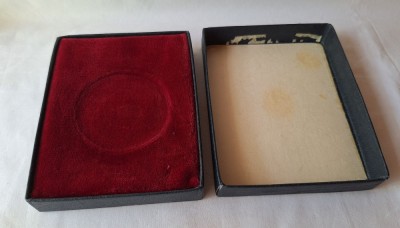 Cutie de LUX, veche, pentru prezentare, depozitare insigna, decoratie, placheta - medalie foto