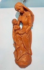 G576-Statuieta mare Sf. Fecioara Maria cu Pruncul cu globul pamantesc in mana, rasina speciala asemanatoare lemn sau ceramica stare foarte buna.