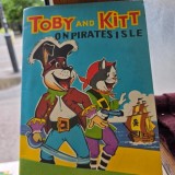 TOBY AND KITT ON PIRATES ISLE, CARTE DE COLORAT, TEXT IN LIMBA ENGLEZA