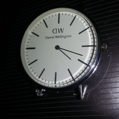 Ceas vintage DW,perfect functional,diametru 4 cm,plat slim,Tp.GRATUIT