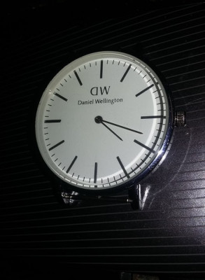 Ceas vintage DW,perfect functional,diametru 4 cm,plat slim,Tp.GRATUIT foto