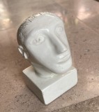 Sculptură &rdquo;Cap de bărbat&rdquo; / "Male Head", portelan, atribuită lui E.B. Cox (Elford Bradley Cox, 1914-2003), h 12 cm, postament 6x5 cm, f expresiv