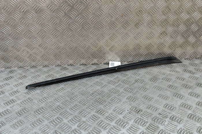Ornament vertical parbriz dreapta VW PASSAT Variant B8 3G5 2018 OEM: 3G0854328 | 30480048