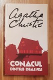 Conacul dintre dealuri de Agatha Christie