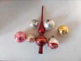 Lot 6 globuri de sticla si un varf de brad, vechi, vintage, decor brad / pom de Craciun