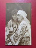 Regina Maria si Principesa Ileana in costume populare
