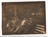 FOTO15070 - FAMEIE, BARBATI SI UN COPIL PE O BANCA IN PARC, 1927