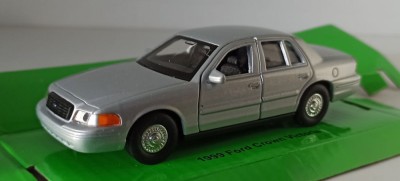 Macheta Ford Crown Victoria 1999 silver - Welly 1/36 foto