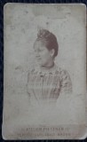 Fotografie tip CDV, Tanara cu coc si guler din dantela, 1900