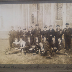 Grup de femei si barbati cu pahare de vin in mana, Manastirea Cernica 1919/ foto