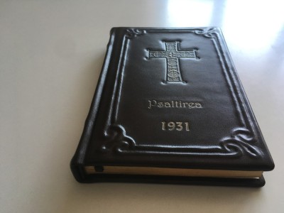 PSALTIREA TALMACITA DE PATRIARHUL NICODIM-1931 RECOPERTATA LUX IN PIELE CU MODELE IN RELIEF, CANTUL PAGINILOR AURIT foto