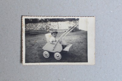 Fotografie veche copil in landou foto