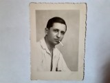 Fotografie cca 6/9 cm cu bărbat fum&acirc;nd