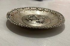 Splendidă farfuriuță de argint vechi, marcată 800, sf sec XIX, cu simbolul florii de crin in centru, tehnica repousse, diam 12 cm, 76 g, h - 2cm