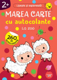 Marea carte cu autocolante. La zoo (2+)