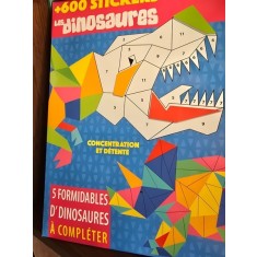 Les Dinosaures + 600 stickers