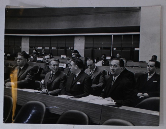 MINISTRUL GOGU RADULESCU LA CONFERINTA INTERNATIONALA , FOTOGRAFIE DE PRESA , ANII &#039; 70