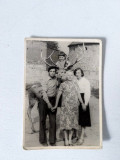 Fotografie cu familie in statiune, poza cu cerb, anii 60-70