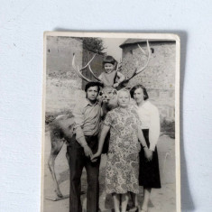Fotografie cu familie in statiune, poza cu cerb, anii 60-70