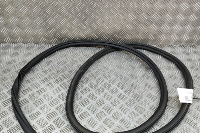 Garnitura ușă dreapta față AUDI Q7 4M 2017 OEM: 4M0833721C | 29373410
