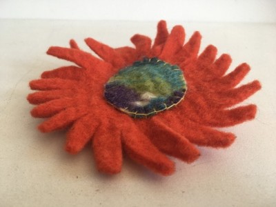 Brosa chic handmade, lana impaslita / fetru, floare, aprox 13cm diametru foto