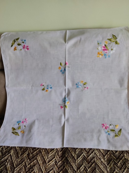 Față de masă cu broderie manuala