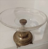 Superb centru de masa antic cu talpa din alama masiva și sticla ,piesă cu o lucrătură de o foarte mare finețe