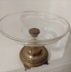 Superb centru de masa antic cu talpa din alama masiva și sticla ,piesă cu o lucrătură de o foarte mare finețe