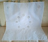 Fata de masa Vintage din bumbac cu broderie florala manuala si insertii croset.