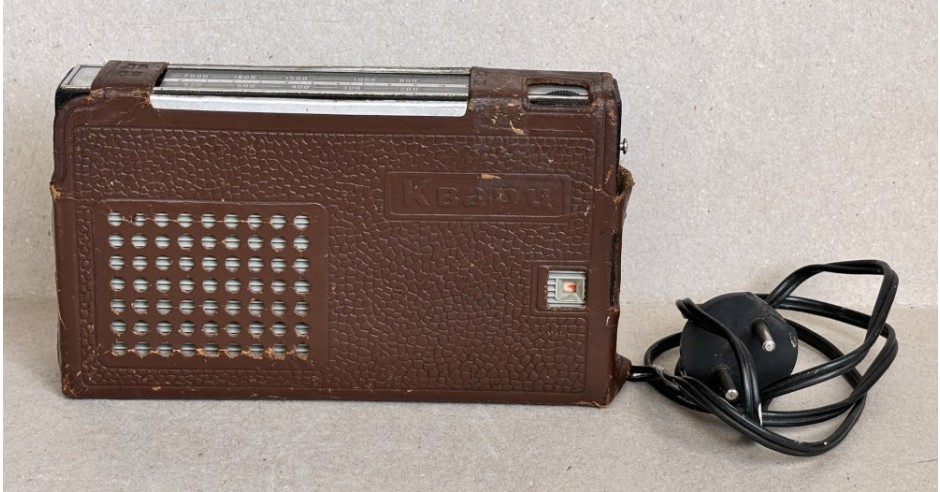Radio portabil QUARTZ 401 (KVAR?), aparat rusesc anii 70 tip Zefir, cu ...
