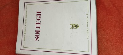 - - SOLFEGII Insotite de succinte explicatii teoretice editura muzicala - Ioan d. Chirescu - Victor Giuleanu an - 1980 foto