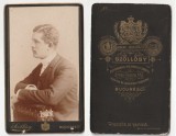 Fotografie cartonata, barbat, atelier Marie Szollosy, fotograful regelui Carol I, inceput de sec. 20, dimensiuni 6.6cmx10.7cm