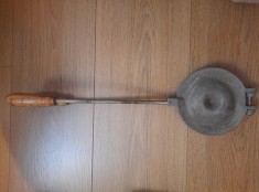 Forma de nuci (presa veche) foto
