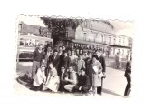 Poza miza turisti, tara greu de spus, palmier, reclama Coca Cola, Alb-Negru, Europa, Portrete
