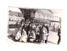 Poza miza turisti, tara greu de spus, palmier, reclama Coca Cola