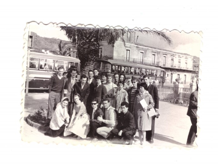 Poza miza turisti, tara greu de spus, palmier, reclama Coca Cola