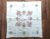 Fata de masa broderie cusatura de mana in cruciulita, pe panza alba de bumbac, lucru manual, 85 x 82cm