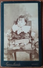 Fotografie tip CDV, fetita pe scaun, perioada interbelica foto