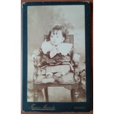 Fotografie tip CDV, fetita pe scaun, perioada interbelica