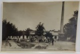 CURTEA INTERIOARA A UNUI SPITAL , CU MILITARI SI CIVILI , PERSONAL SANITAR , FOTOGRAFIE , PERIOADA PRIMULUI RAZBOI MONDIAL