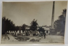 CURTEA INTERIOARA A UNUI SPITAL , CU MILITARI SI CIVILI , PERSONAL SANITAR , FOTOGRAFIE , PERIOADA PRIMULUI RAZBOI MONDIAL