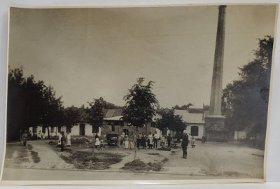 CURTEA INTERIOARA A UNUI SPITAL , CU MILITARI SI CIVILI , PERSONAL SANITAR , FOTOGRAFIE , PERIOADA PRIMULUI RAZBOI MONDIAL foto