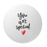 Cumpara ieftin Insigna rotunda cu mesaj You are special, 58 mm, prindere cu ac metalic