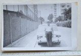 Cumpara ieftin Fotografie bărbat și automobil Dacia 1300 &ndash; Rom&acirc;nia comunistă, 15 septembrie 1988