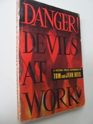 Danger ! Devils at work - Tom and Jean Rees foto
