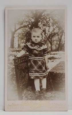 FOTOGRAFIE C.D.V. , STUDIO KELLER , LINDAU , FETITA PE SCAUN , CCA. 1900 foto