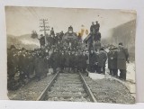 FUNCTIONARI SI MUNCITORI DE LA CAILE FERATE , IN FATA UNEI LOCOMOTIVE , PE CALEA FERATA , LANGA UN POD METALIC , FOTOGRAFIE MONOCROMA, PERIOADA INTERB