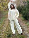 Compleu dama crem tricotat cu aplicatii flori crosetate pe bluza