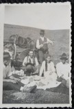 Fotografie, Tarani cu caruta, intr-o pauza de masa, Romania perioada interbelica